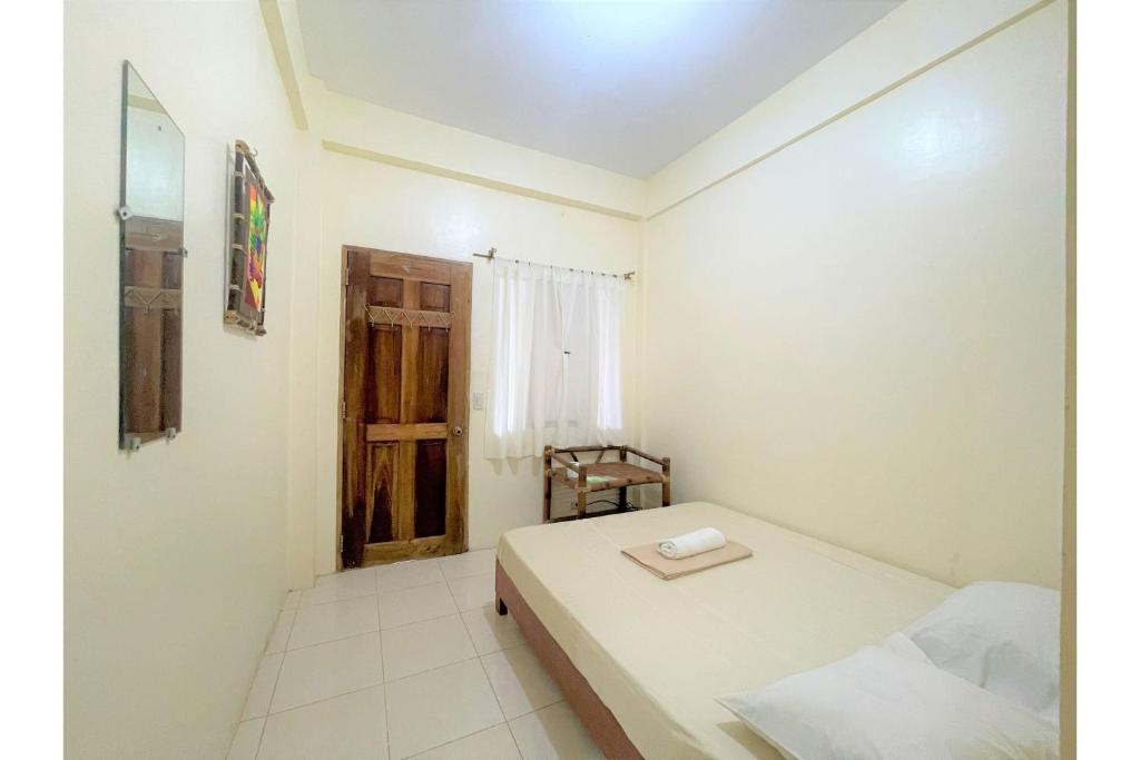 Postel nebo postele na pokoji v ubytování OYO 876 Escurel Inn Boracay