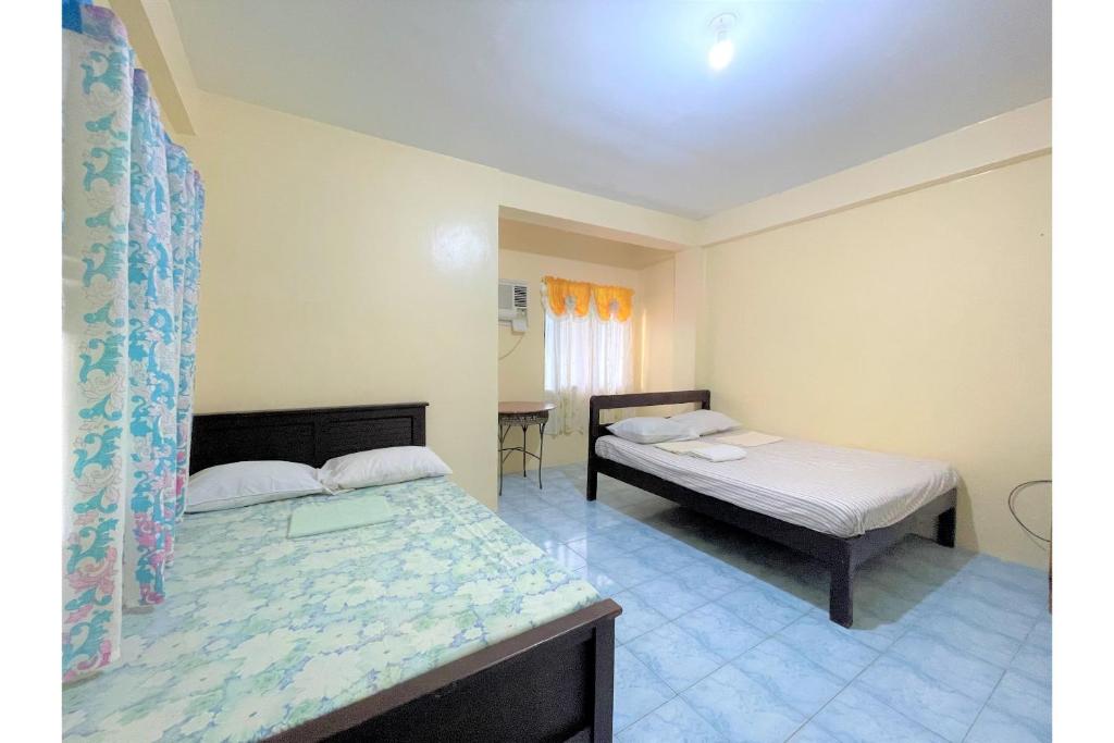 Postel nebo postele na pokoji v ubytování OYO 876 Escurel Inn Boracay