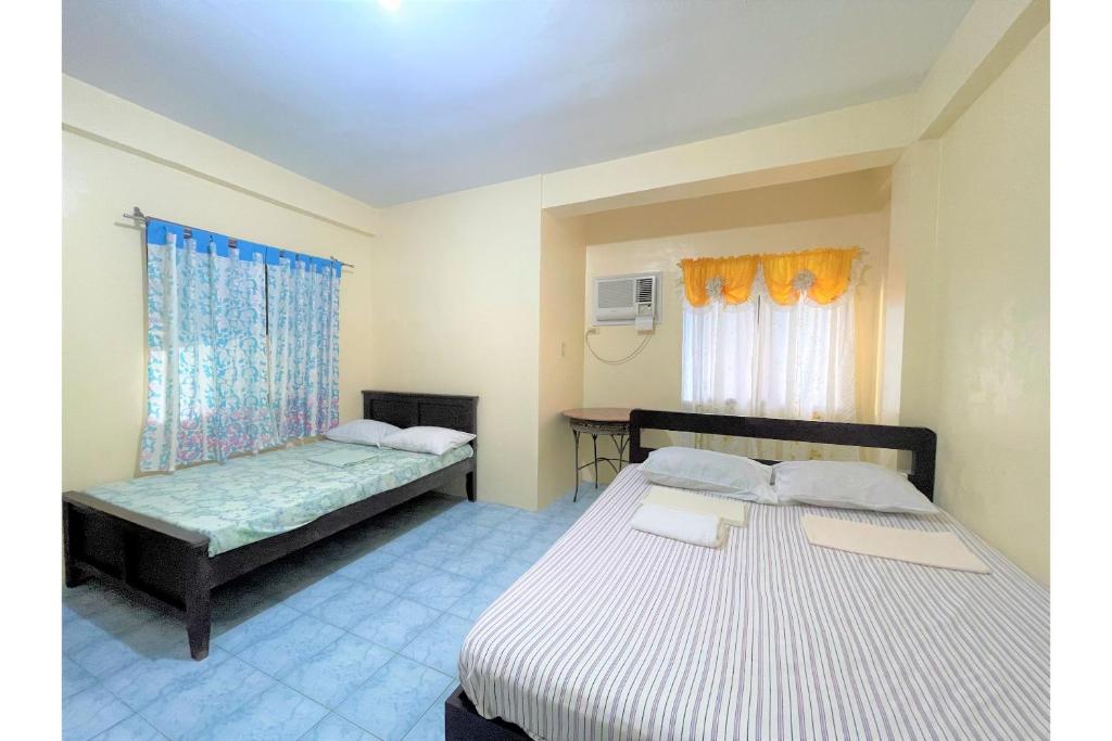 Postel nebo postele na pokoji v ubytování OYO 876 Escurel Inn Boracay