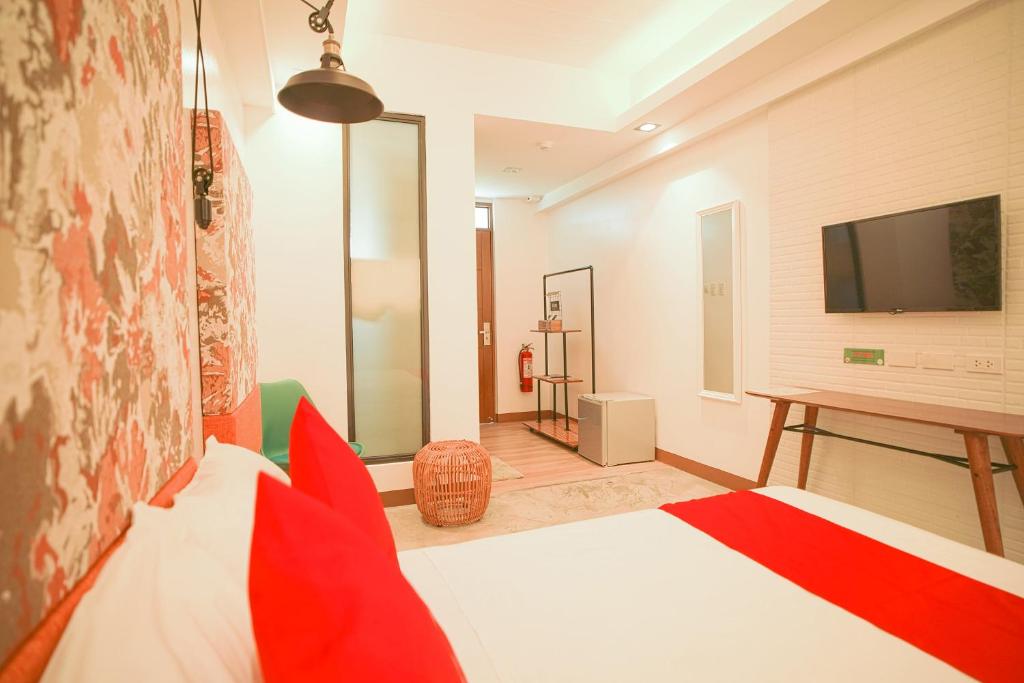 TV a/nebo společenská místnost v ubytování Capital O OYO 785 The Greenhive Hotel