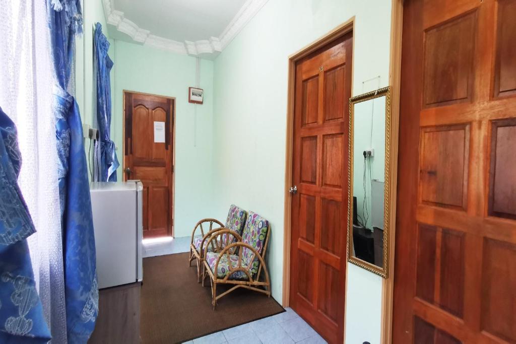 Posezení v ubytování OYO Home 90339 Sosodikon Inap Desa
