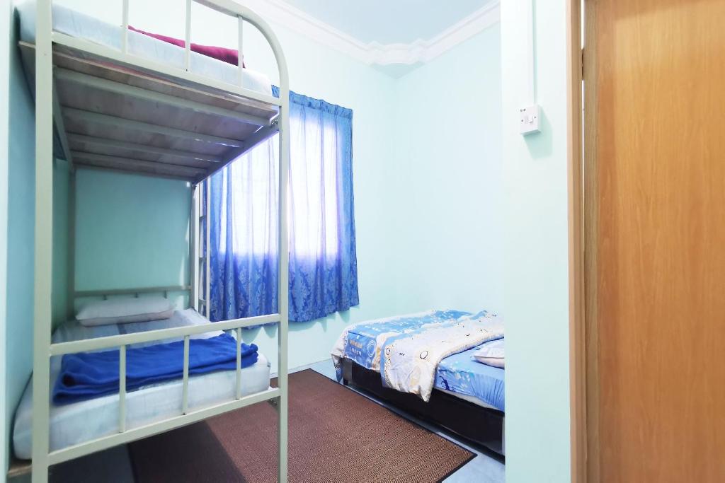 Postel nebo postele na pokoji v ubytování OYO Home 90339 Sosodikon Inap Desa