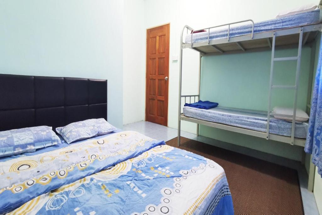 Postel nebo postele na pokoji v ubytování OYO Home 90339 Sosodikon Inap Desa