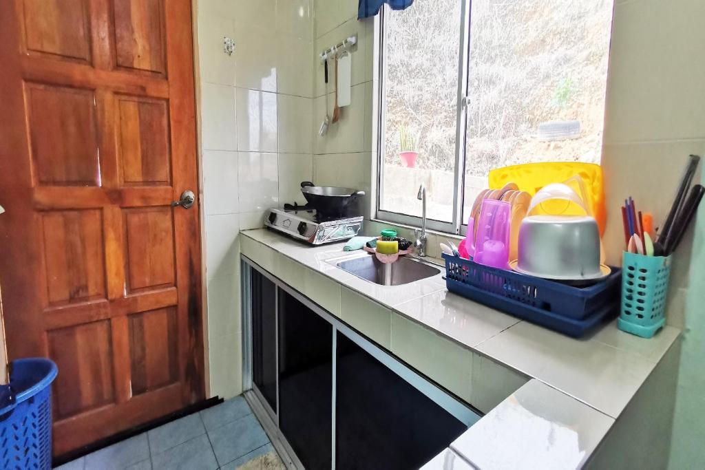 Kuchyň nebo kuchyňský kout v ubytování OYO Home 90339 Sosodikon Inap Desa