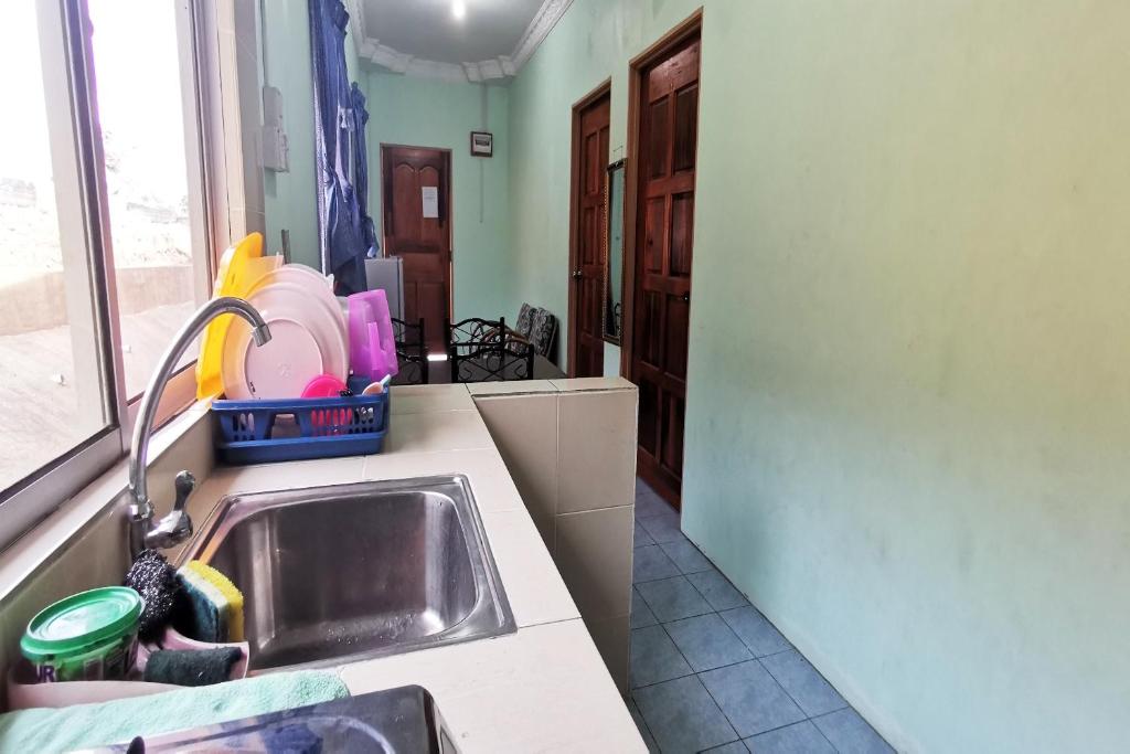 Kuchyň nebo kuchyňský kout v ubytování OYO Home 90339 Sosodikon Inap Desa