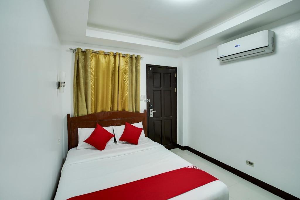 Postel nebo postele na pokoji v ubytování OYO 459 Offshore Hotel