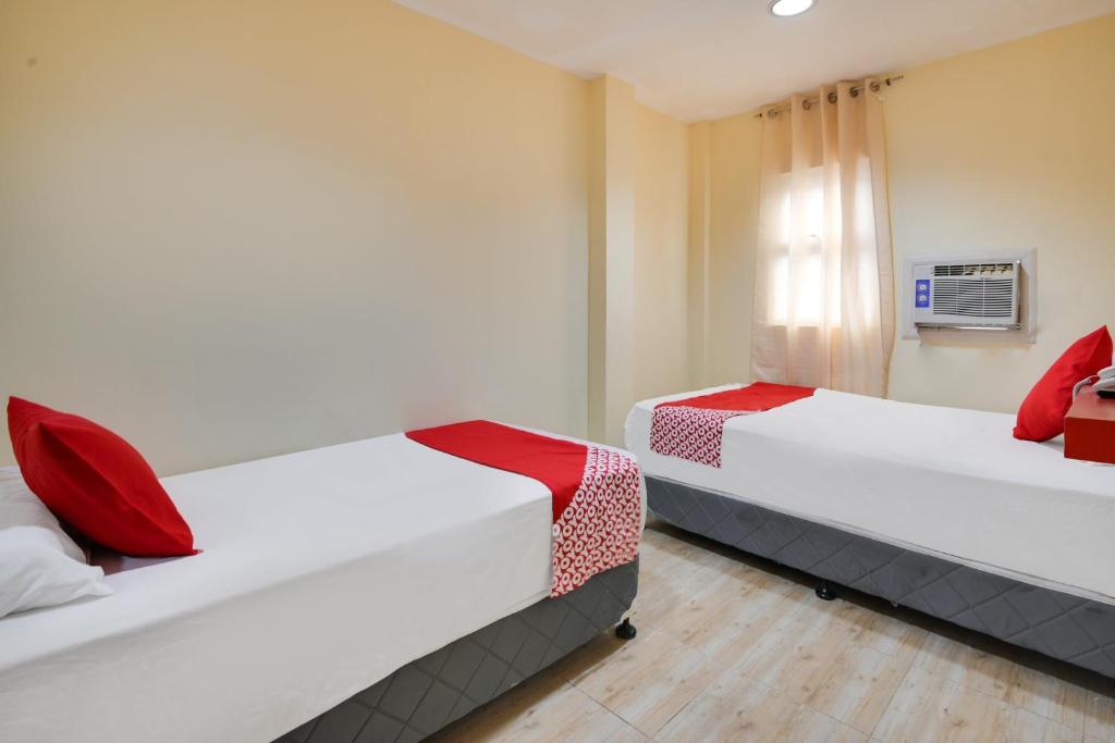 Postel nebo postele na pokoji v ubytování OYO 912 Fb Suites