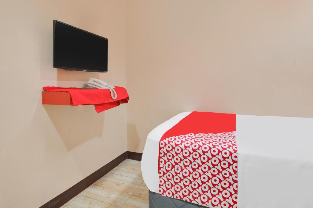 TV a/nebo společenská místnost v ubytování OYO 912 Fb Suites