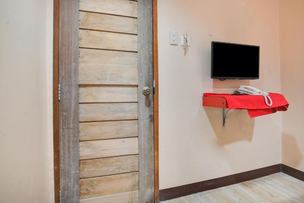 TV a/nebo společenská místnost v ubytování OYO 912 Fb Suites