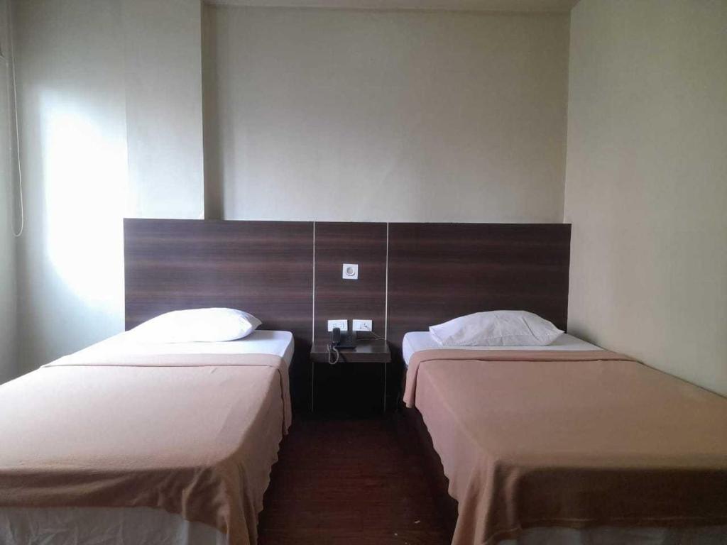 Postel nebo postele na pokoji v ubytování OYO 1011 First Hotel
