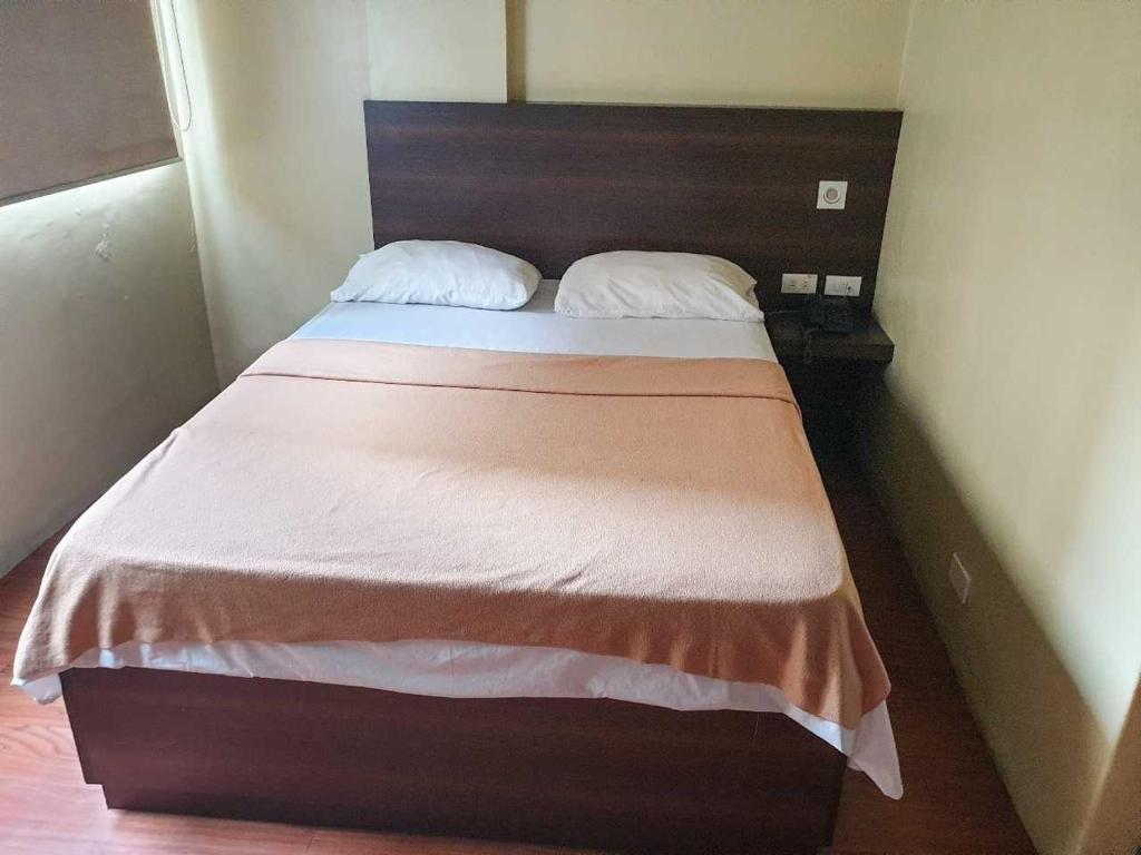 Postel nebo postele na pokoji v ubytování OYO 1011 First Hotel