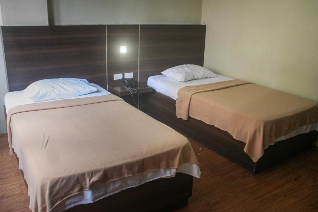 Postel nebo postele na pokoji v ubytování OYO 1011 First Hotel