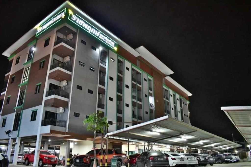 Foto dalla galleria di OYO 75504 Ratchapruek Apartment Angthong a Ang Thong