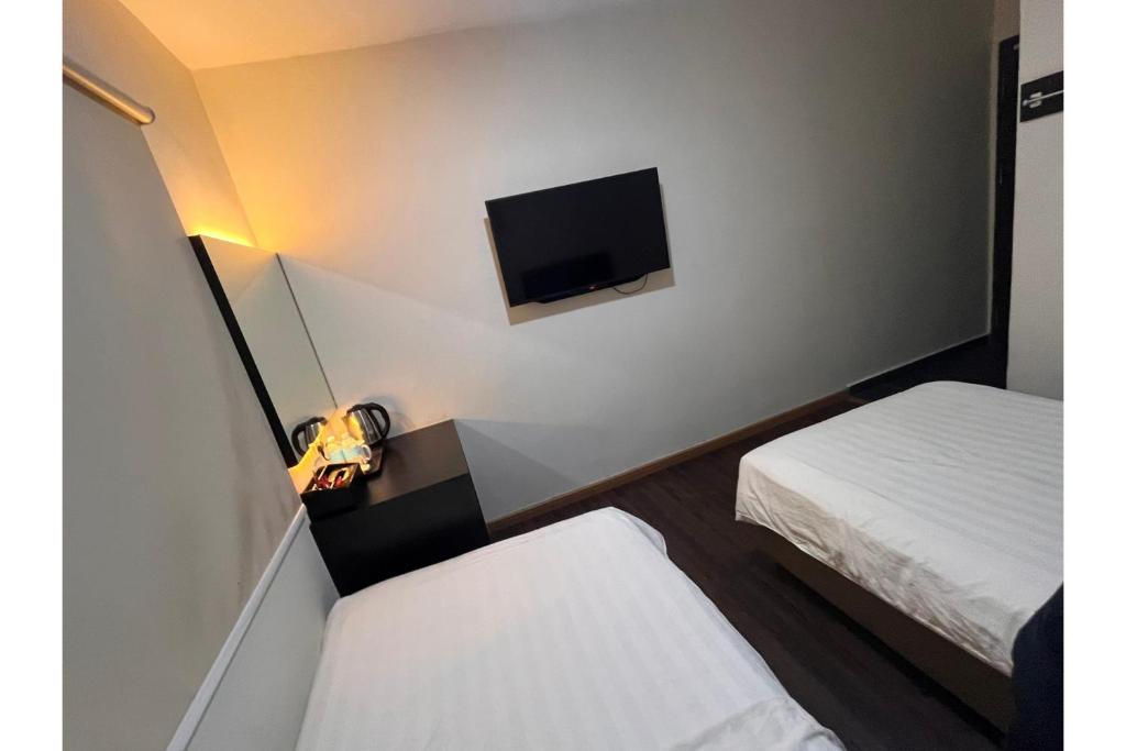 Postel nebo postele na pokoji v ubytování Grand World Hotel