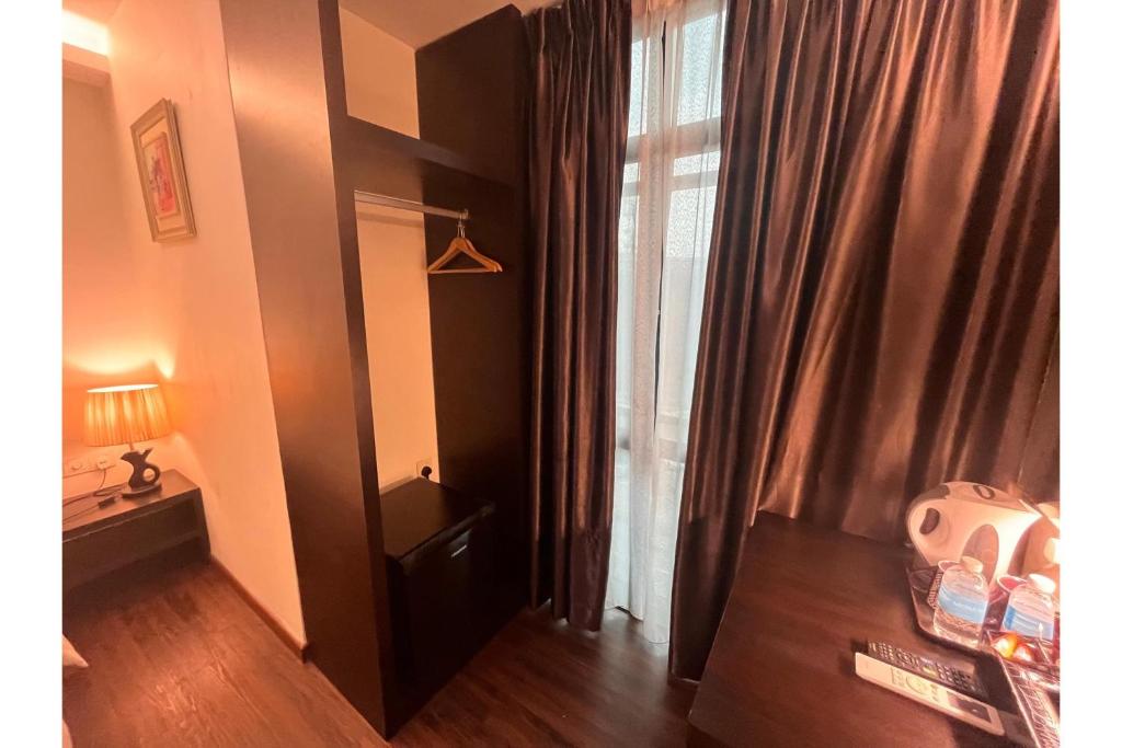 Postel nebo postele na pokoji v ubytování Grand World Hotel