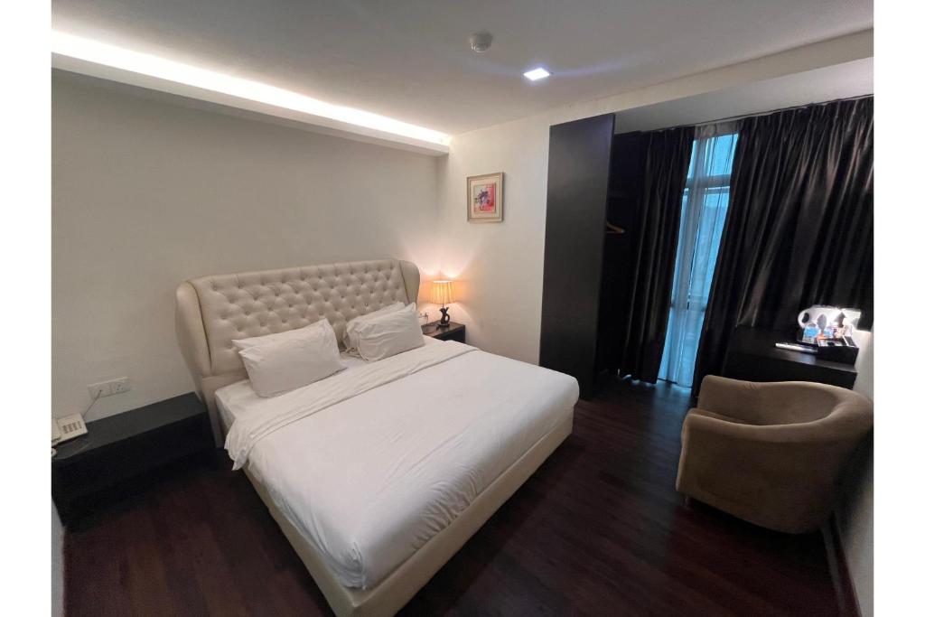 Postel nebo postele na pokoji v ubytování Grand World Hotel