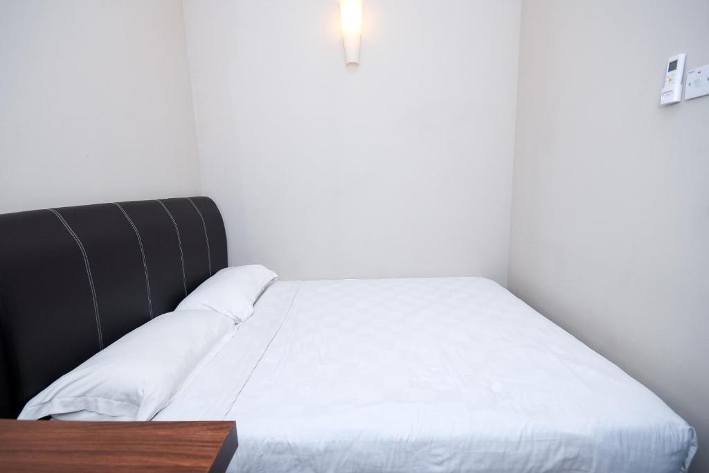 Postel nebo postele na pokoji v ubytování SPOT ON 89838 Lm Residence
