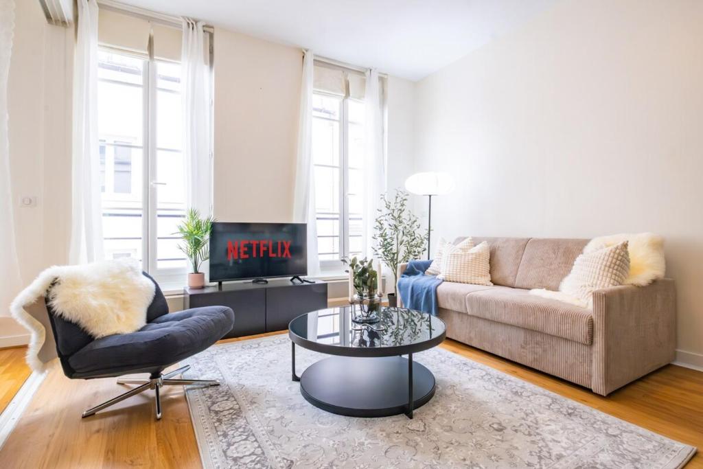un salon avec un canapé et une table dans l'établissement Cozy & Chic in Montorgueil - 4 Guests, à Paris