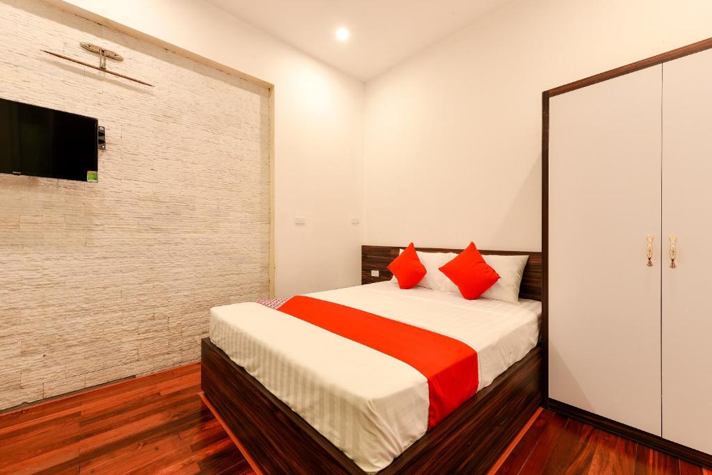Un dormitorio con una cama y un televisor de pantalla plana. en OYO 317 Kim Cuong Hotel 2, en Hanói