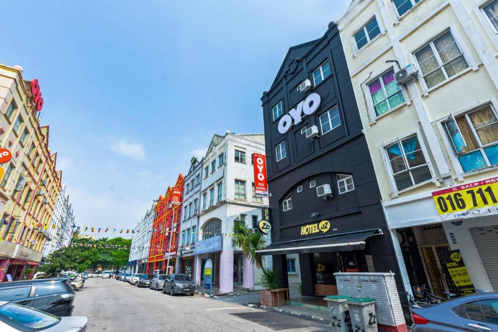 Super OYO 44032 Zzz Hotel - Housity