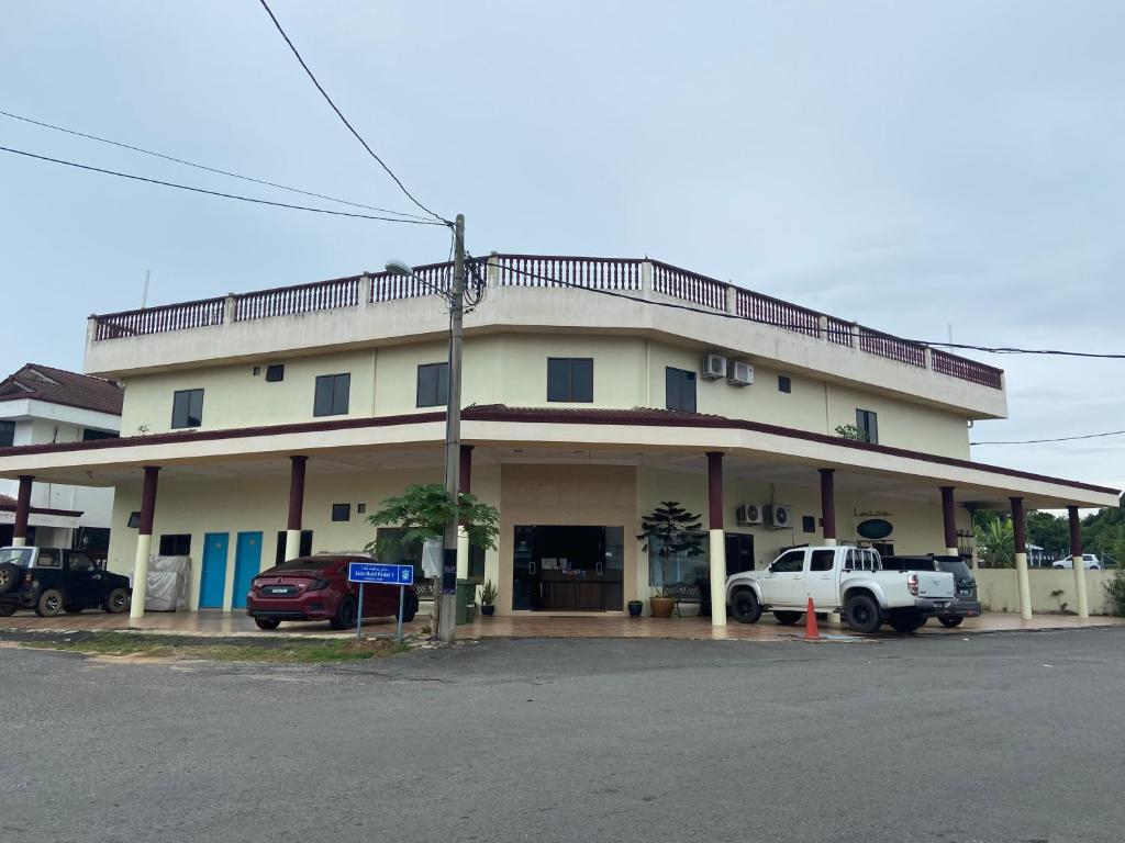 a large building with cars parked in front of it at Gold Hill Hotel Jerantut in Jerantut