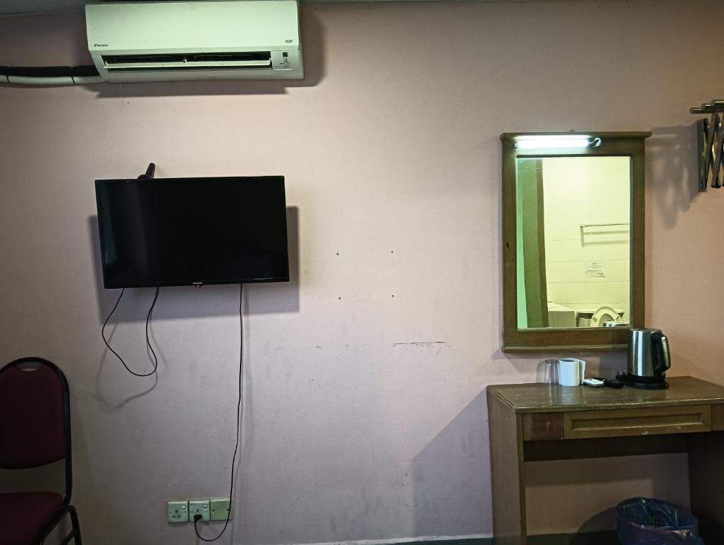 TV a/nebo společenská místnost v ubytování OYO 90860 Wawasan Inn