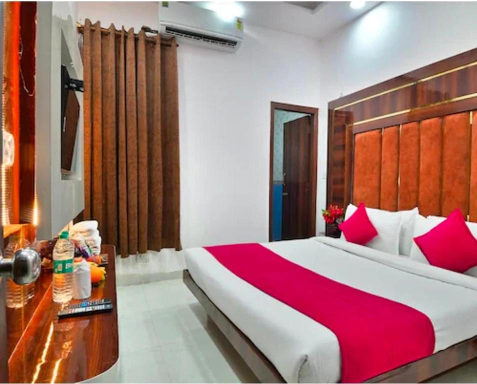 Postel nebo postele na pokoji v ubytování Radiant hotel,andheri east terminal 1,2