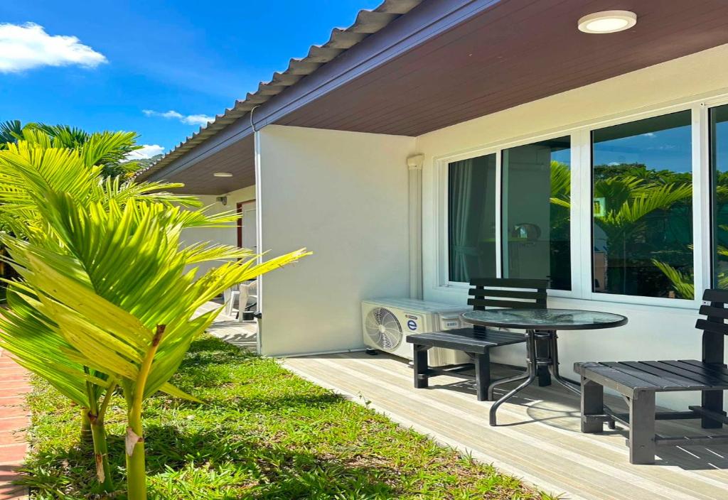 Imagen de la galería de OYO 75492 Carpe Diem Homestay, en Kata Beach