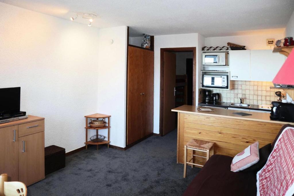 Cette chambre comprend une cuisine équipée d'un évier et d'un comptoir. dans l'établissement Résidence Le Cairn - Studio pour 4 Personnes 791, aux Orres