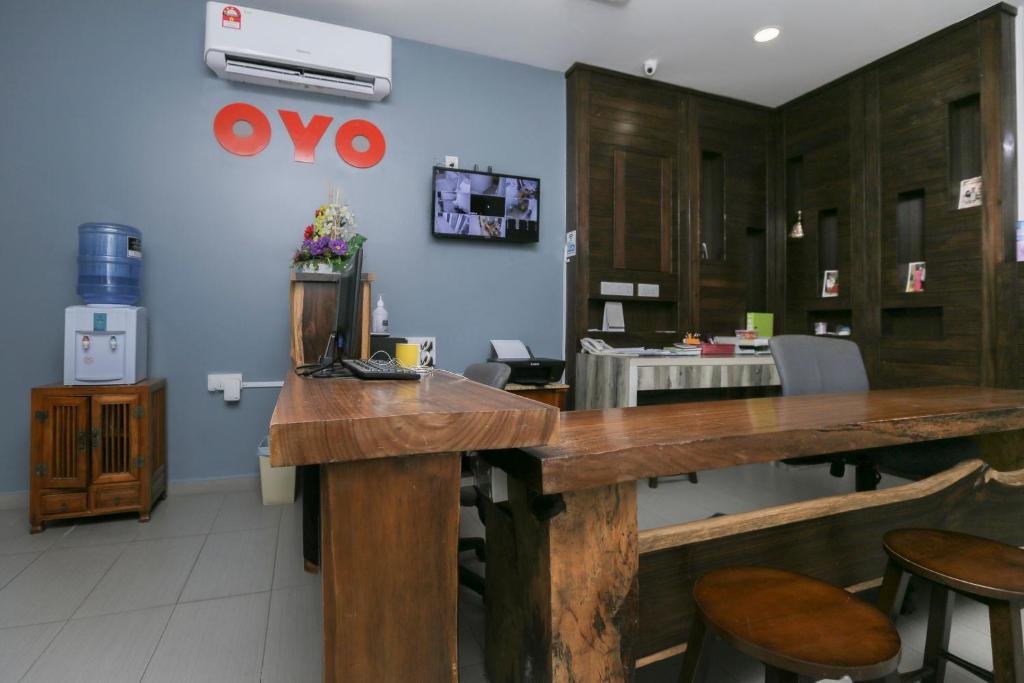 Kuchyň nebo kuchyňský kout v ubytování OYO 89915 East Mount Hotel
