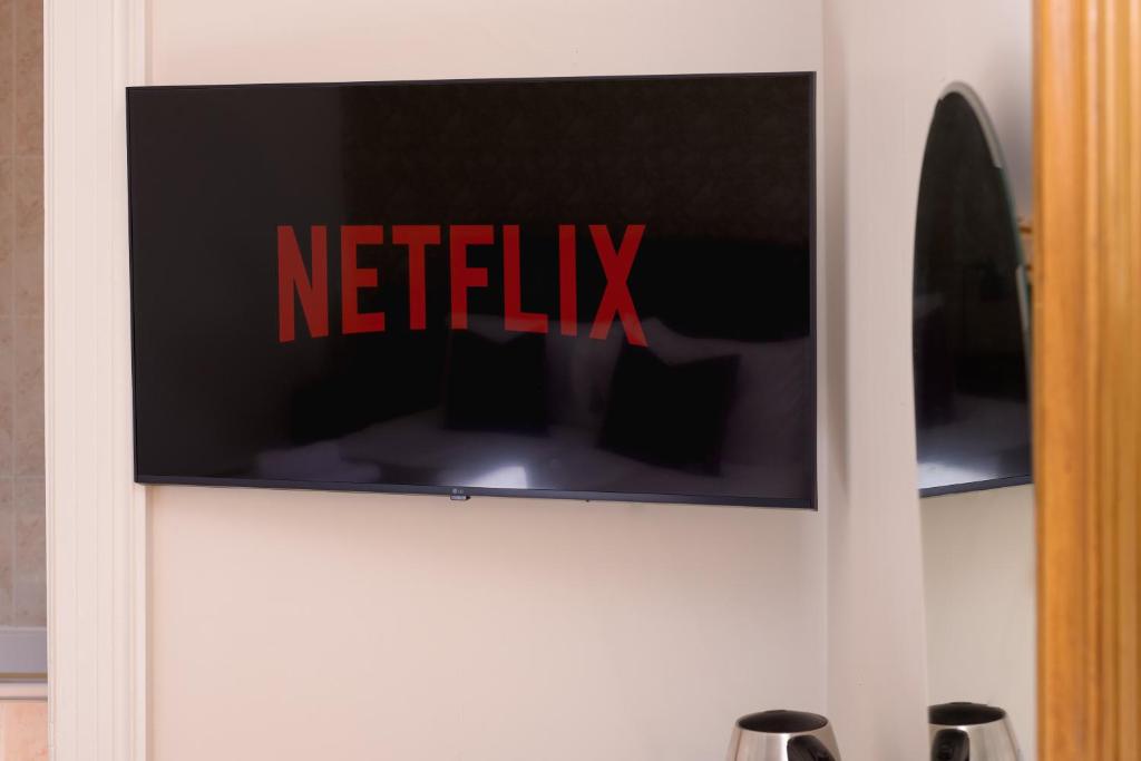 TV a/nebo společenská místnost v ubytování Netherley Rooms