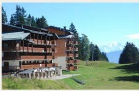 un bâtiment dans un champ à côté d'une forêt dans l'établissement Appartement 5 personnes en station Savoie Grand Revard au pied des pistes, à Trévignin