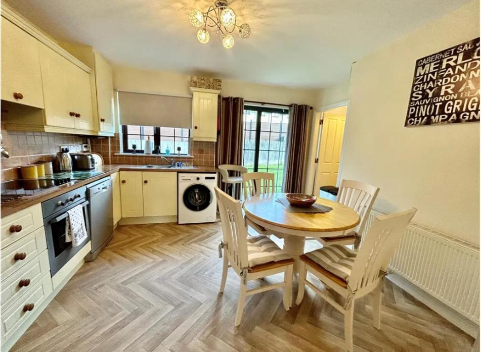 Kuchyň nebo kuchyňský kout v ubytování Lough Rynn Self Catering