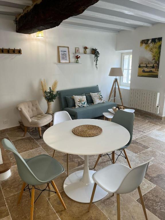 un salon avec un canapé, une table et des chaises dans l'établissement La maison des remparts, à Bergerac