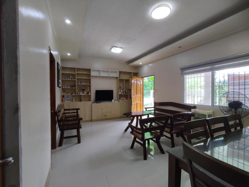 TV a/nebo společenská místnost v ubytování Hideaway Camiguin Homestay