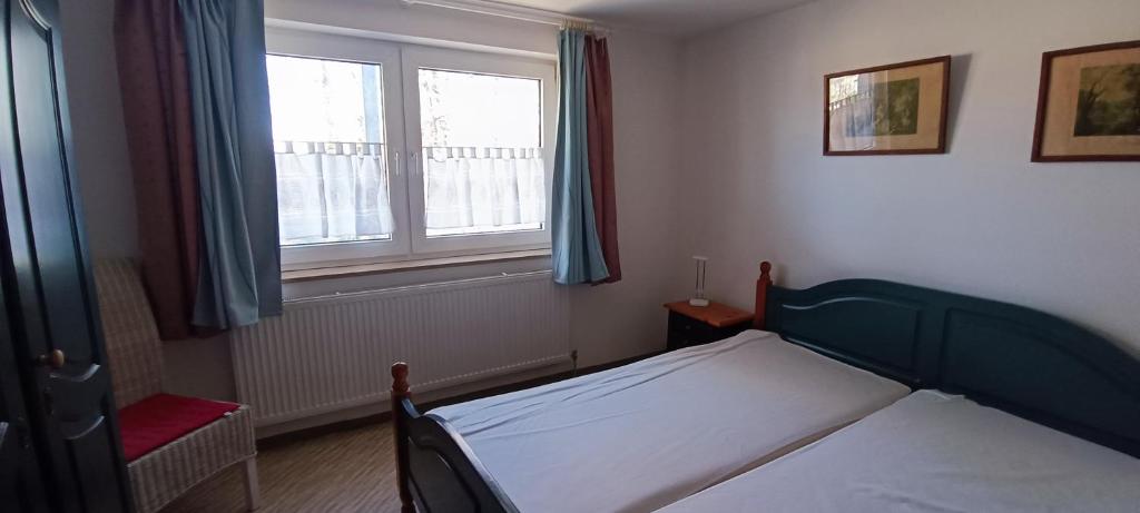 a small bedroom with a bed and a window at Appartements an der Kaiserpfalz - Jägersburg in Forchheim