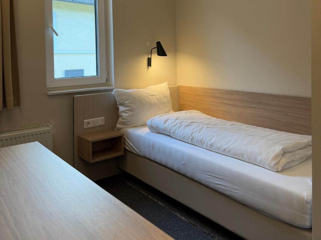 Postel nebo postele na pokoji v ubytování May Hotel Mayschoß