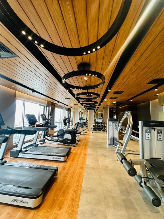 Fitness centrum a/nebo fitness zařízení v ubytování Novotel Residence Hotel Manila by Jolly Luxe Suites at Acqua