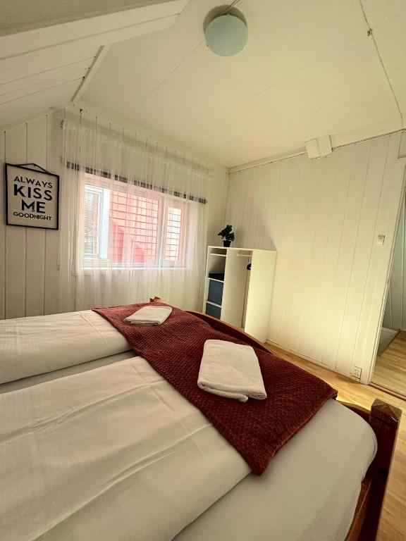 Un dormitorio con una cama con dos toallas encima. en Stavanger City Central Dali Ap2, en Stavanger