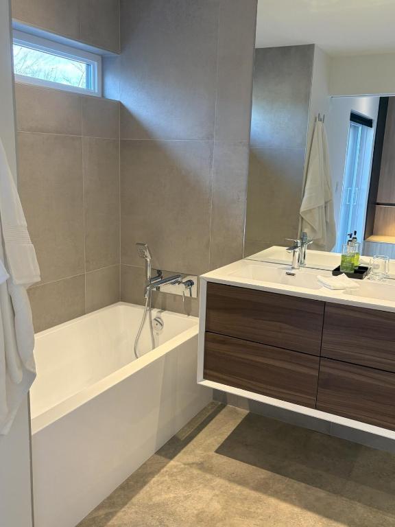 Koupelna v ubytování Le Ürban- Chalet avec Terrasse Spa BBQ vue Montagnes-près de Tremblant- nouveau