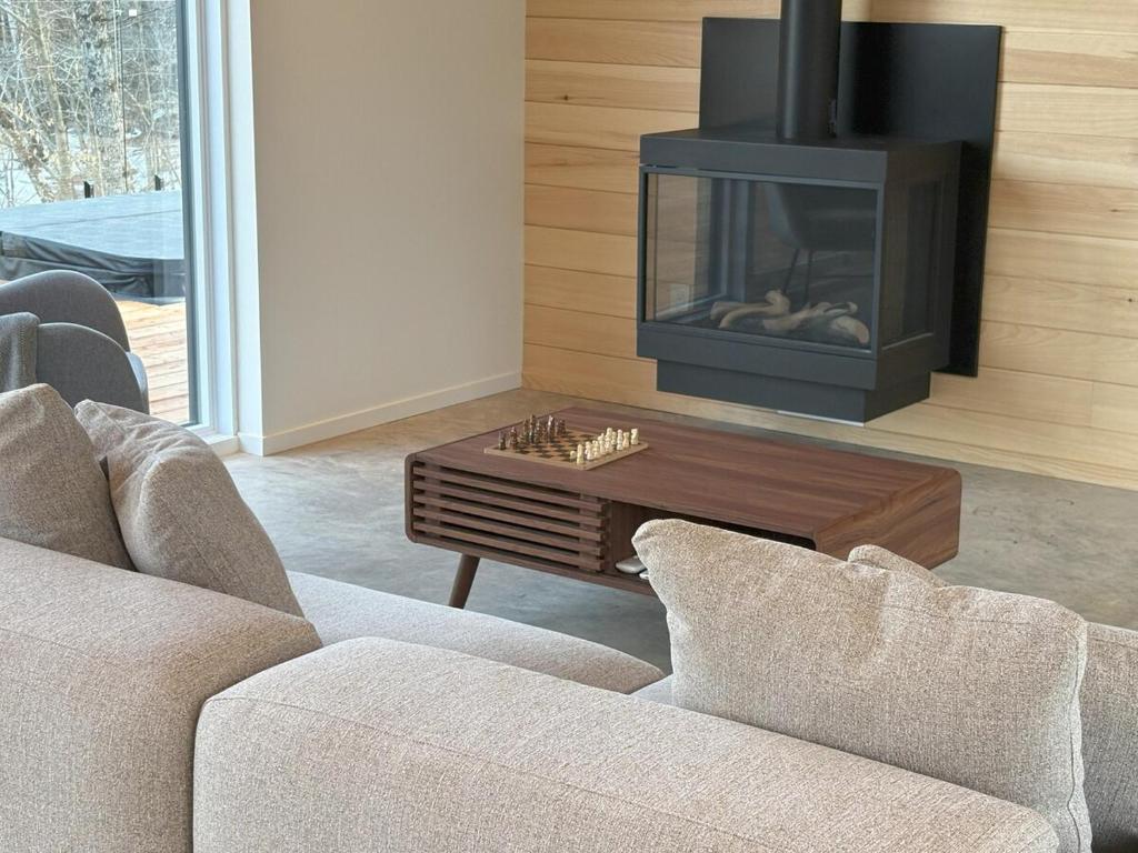 Posezení v ubytování Le Ürban- Chalet avec Terrasse Spa BBQ vue Montagnes-près de Tremblant- nouveau