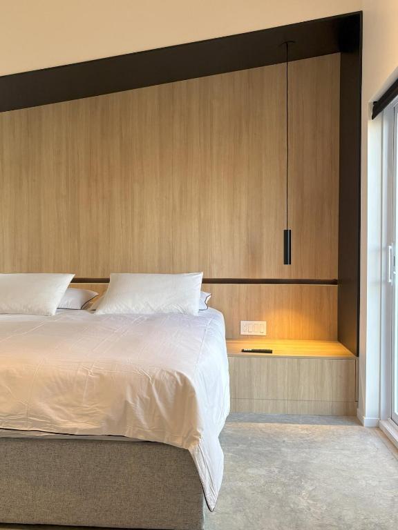 Postel nebo postele na pokoji v ubytování Le Ürban- Chalet avec Terrasse Spa BBQ vue Montagnes-près de Tremblant- nouveau