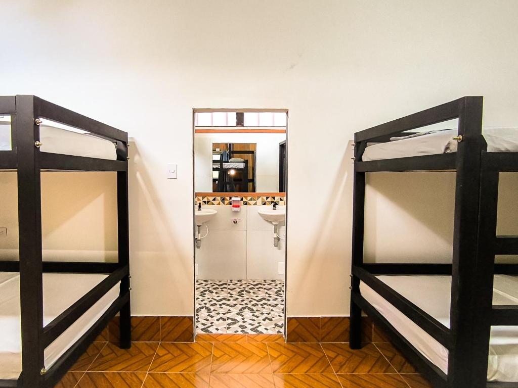 Postel nebo postele na pokoji v ubytování Hostel Casa de las Palmas Tours