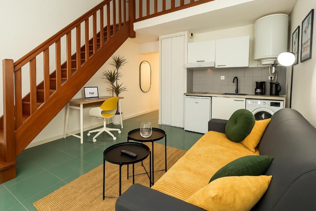 un salon avec un canapé et une cuisine dans l'établissement Duplex lumineux à Compans - proche Capitole - metro, université à pied - wifi & entrée autonome, à Toulouse