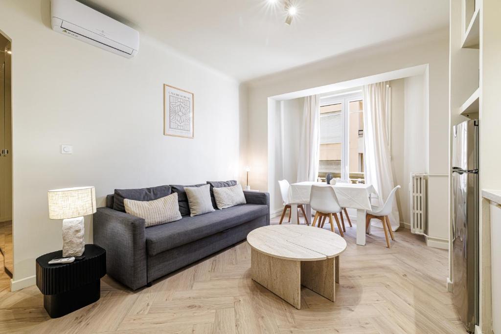 un salon avec un canapé et une table dans l'établissement Cannes banana apartment, à Cannes