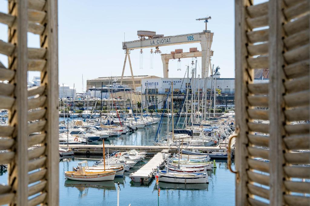 Un tas de bateaux sont amarrés dans un port de plaisance dans l'établissement Captain Watch - vue sur le port & les bateaux - Parking souterrain offert, à La Ciotat