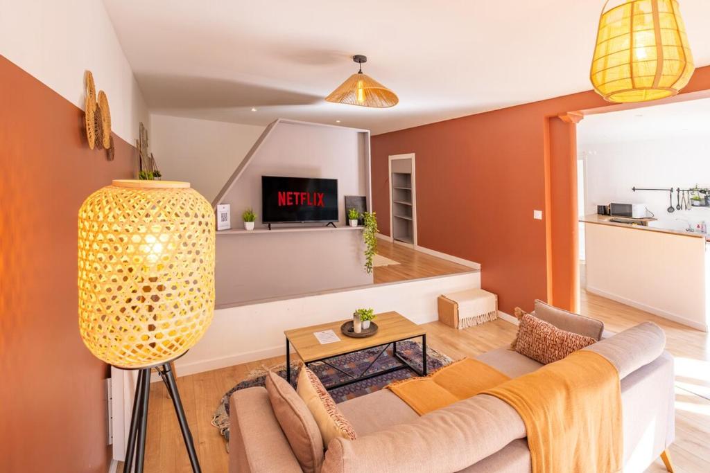 un salon avec un canapé et une table dans l'établissement Charming Apartment 50m2 - Saint Germain des Près, à Paris