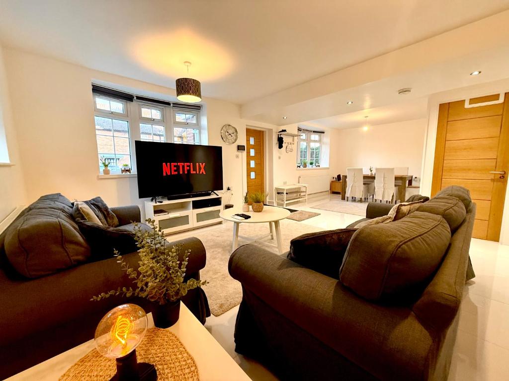 Una sala de estar con dos sofás y un televisor. en Beautiful 5 bedroom house in central london, en Londres