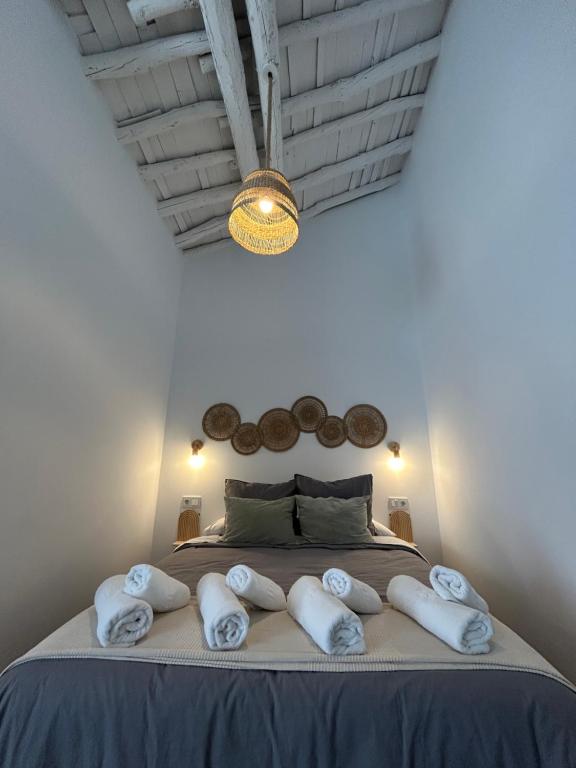 een slaapkamer met een groot bed met handdoeken erop bij Casa Peñas 2 in Ronda