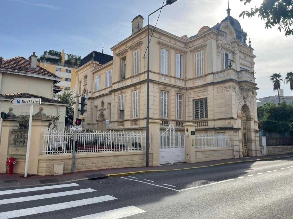 un vieux bâtiment au coin d'une rue dans l'établissement Appartement confort & Sérénité 2BDR 4P, à Cannes